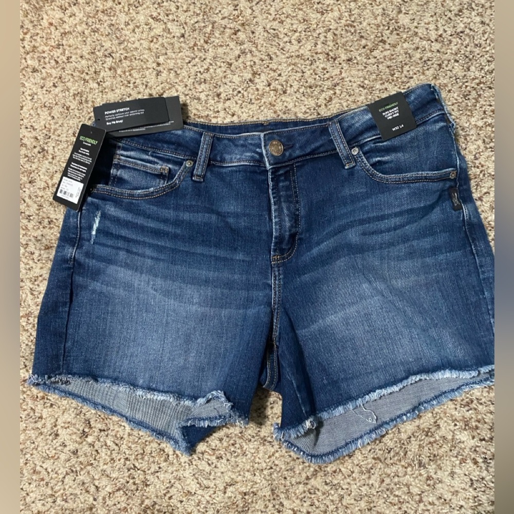 SILVER JEANS short; Suki Short, Curvy Fit, Mid Rise